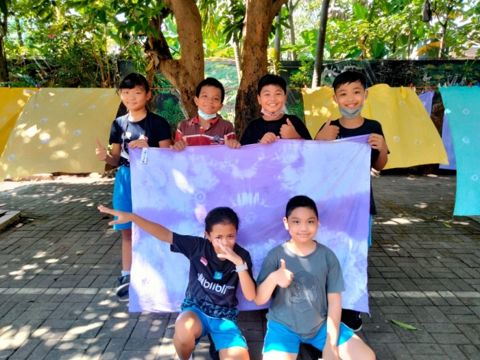 Berkreasi Membuat Batik Ikat Celup