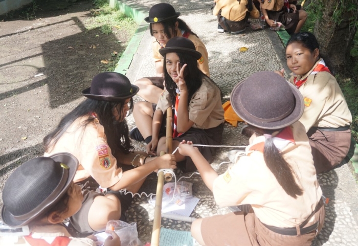 Menumbuhkan Kemandirian dan Semangat Kebersamaan di Tengah Hujan