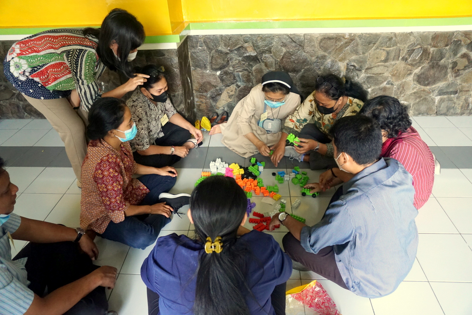 Permainan mengaplikasikan bentuk benda sesuai pesan/game komunikasi